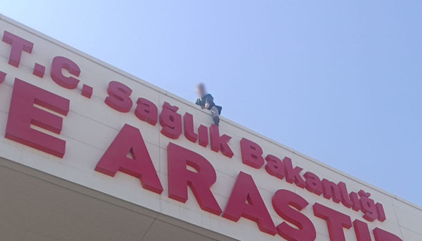 Hatayda ilginç ikna yöntemi Çatıdaki şahsı Karpuz keselim gel diyerek indirdiler Hatayda ilginç ikna yöntemi Çatıdaki şahsı Karpuz keselim gel diyerek indirdiler