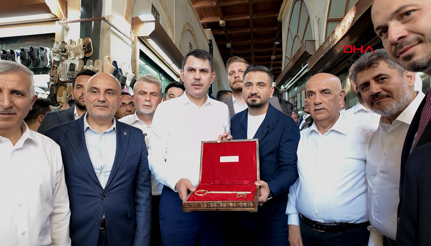 Bakan Kuruma Kahramanmaraşta yeniden ihya edilen Kapalı Çarşının sembolik anahtarı verildi Bakan Kuruma Kahramanmaraşta yeniden ihya edilen Kapalı Çarşının sembolik anahtarı verildi