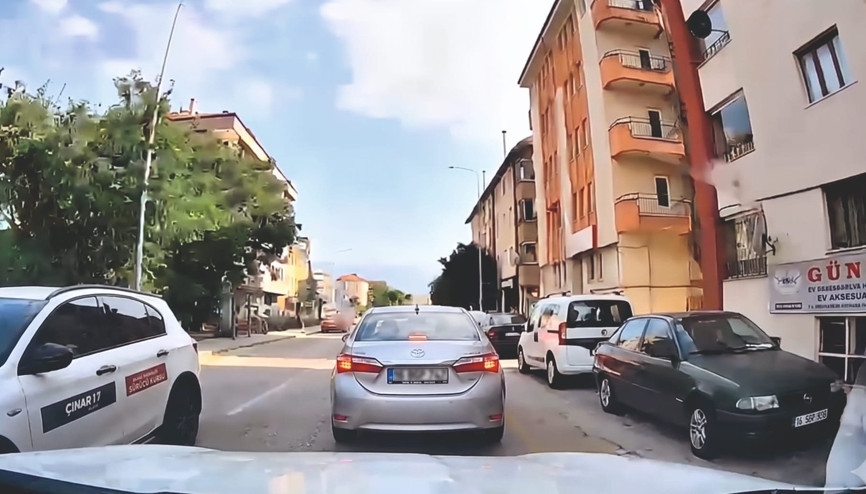 Otomobilden yola çöp atanlar araç içi kamerasına yansıdı; sürücüye ceza kesildi Otomobilden yola çöp atanlar araç içi kamerasına yansıdı; sürücüye ceza kesildi