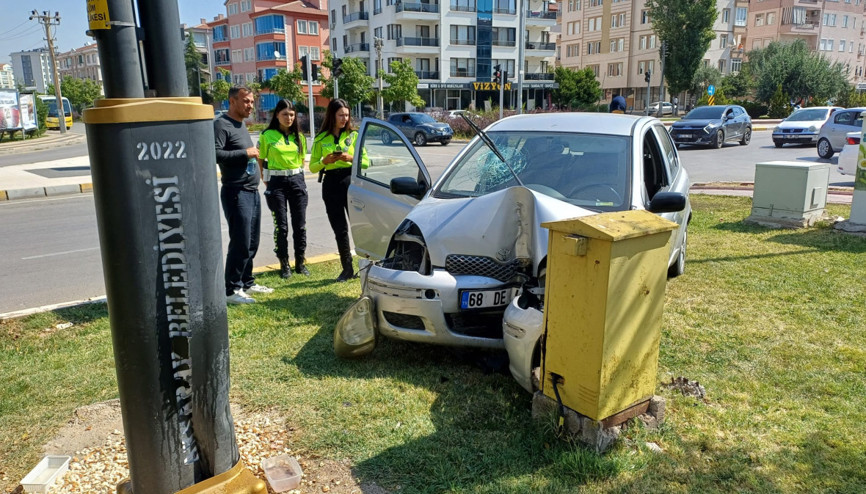 Otomobil elektrik direğine çarptı, anne ile kızı yaralandı