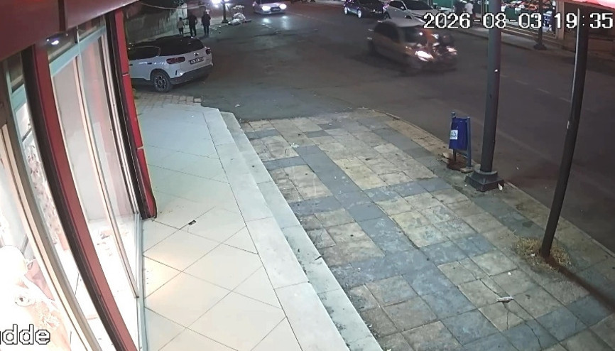 Otomobil ile bisikletin çarpıştığı kaza kamerada; 1 yaralı