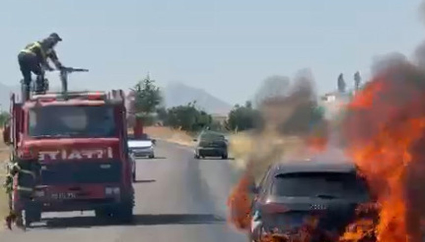 Seyir halindeki otomobil, yandı