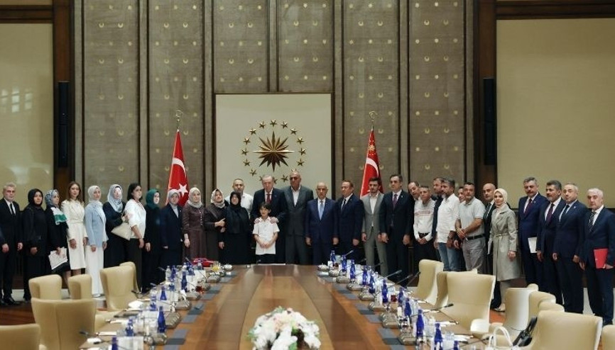 Cumhurbaşkanı Erdoğan, Kahramanmaraş’taki okul saldırısında hayatını kaybeden öğrencilerin aileleriyle görüştü Cumhurbaşkanı Erdoğan, Kahramanmaraş’taki okul saldırısında hayatını kaybeden öğrencilerin aileleriyle görüştü
