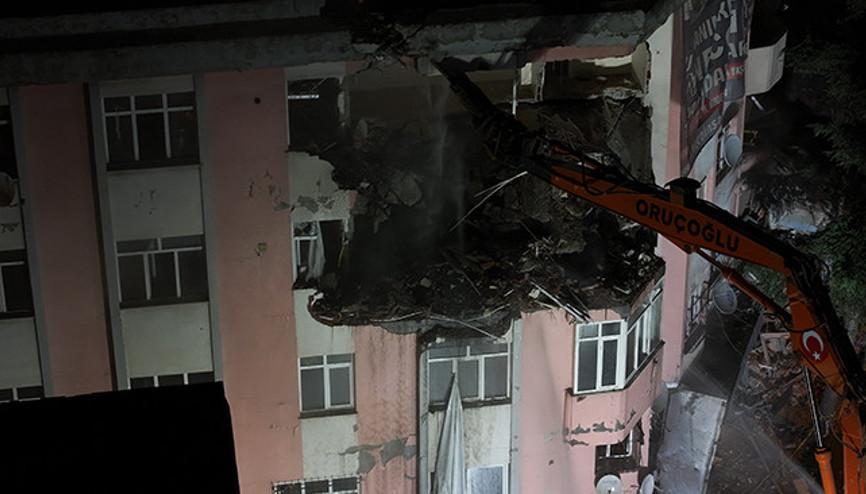 Bahçelievlerde çöken binanın yanındaki riskli binanın yıkımına başlandı