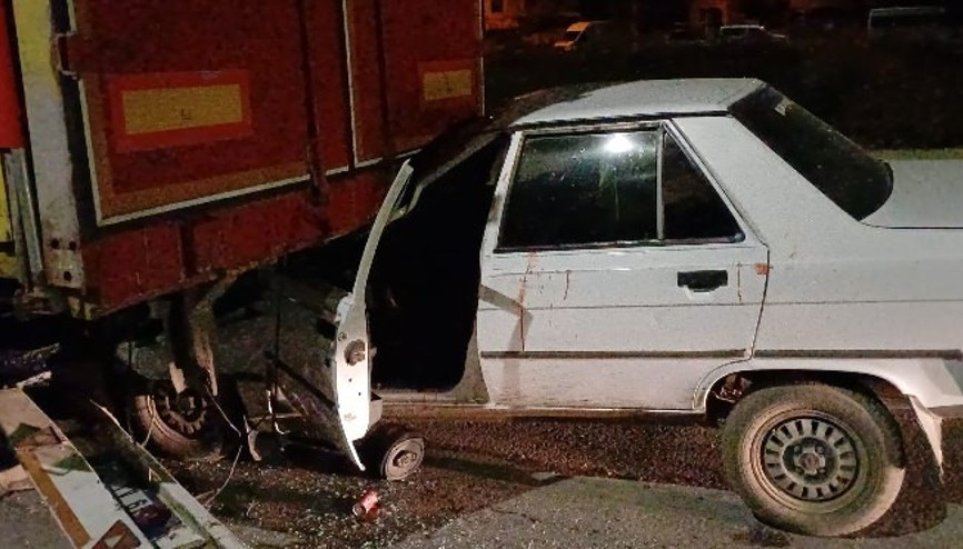 Otomobil, park halindeki TIRa çarptı; alkollü sürücü yaralandı