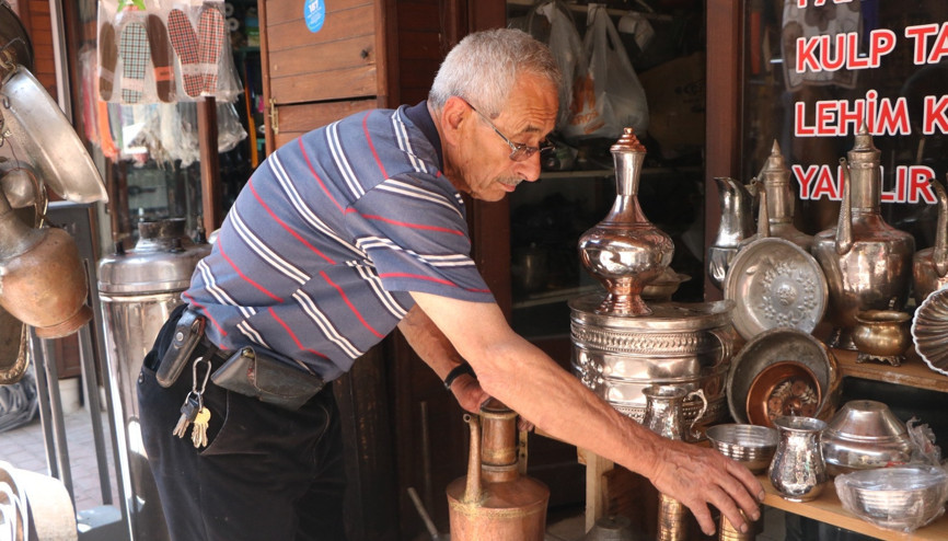 58 yıllık kalay ustası mesleğini yaşatmaya çalışıyor 58 yıllık kalay ustası mesleğini yaşatmaya çalışıyor