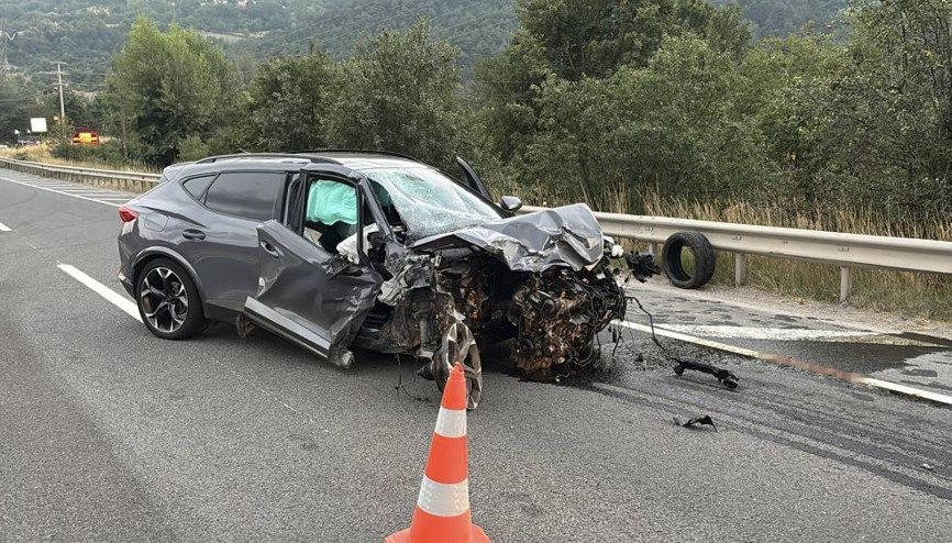 Bolu D-100de iki otomobil kafa kafaya çarpıştı: 1 ölü, 2 yaralı Bolu D-100de iki otomobil kafa kafaya çarpıştı: 1 ölü, 2 yaralı