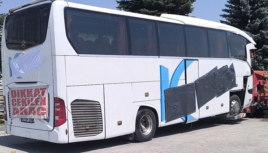 Yolcu otobüsü kamyonete çarptı: 1 ölü, 15 yaralı