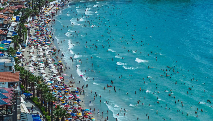 Kuşadasında sıcak hava bunalttı; plajlar doldu