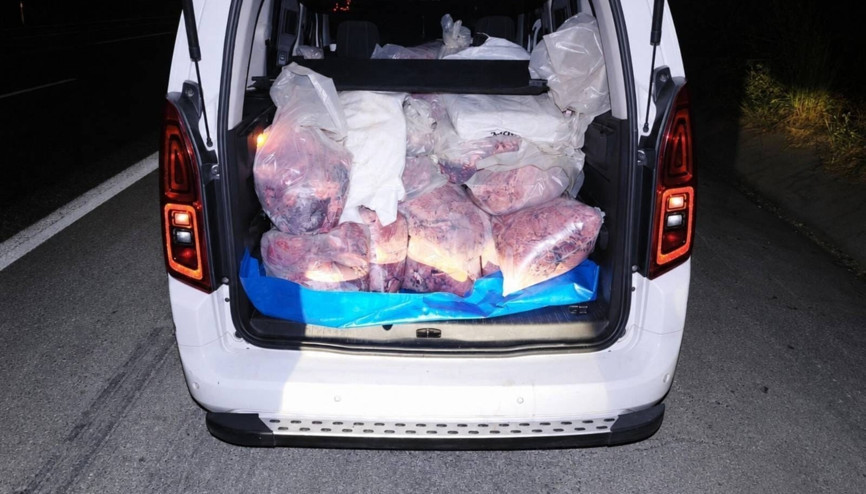 Mersinde 877 kilogram kaçak sakatat ele geçirildi Mersinde 877 kilogram kaçak sakatat ele geçirildi