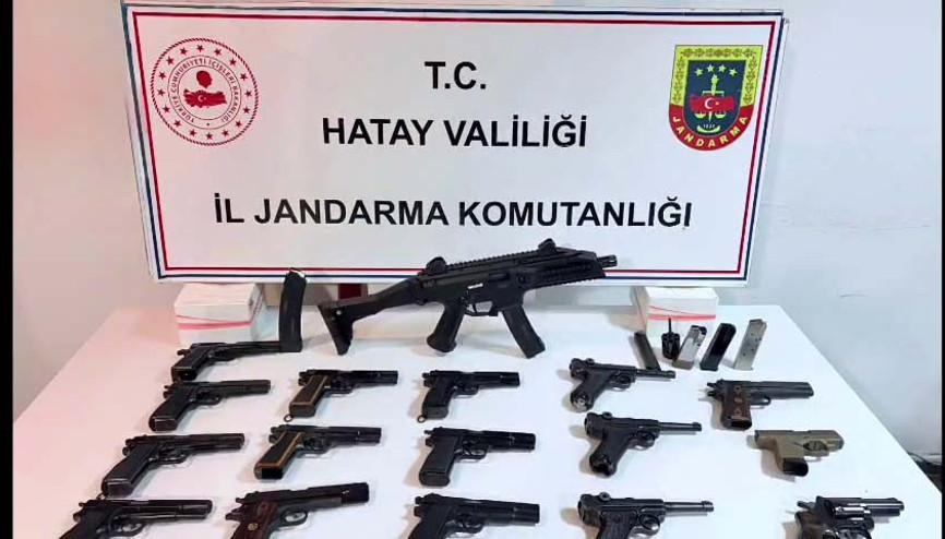 Hatay’da TIR ve dorsesinde 1i makineli 17 tabanca ele geçirildi