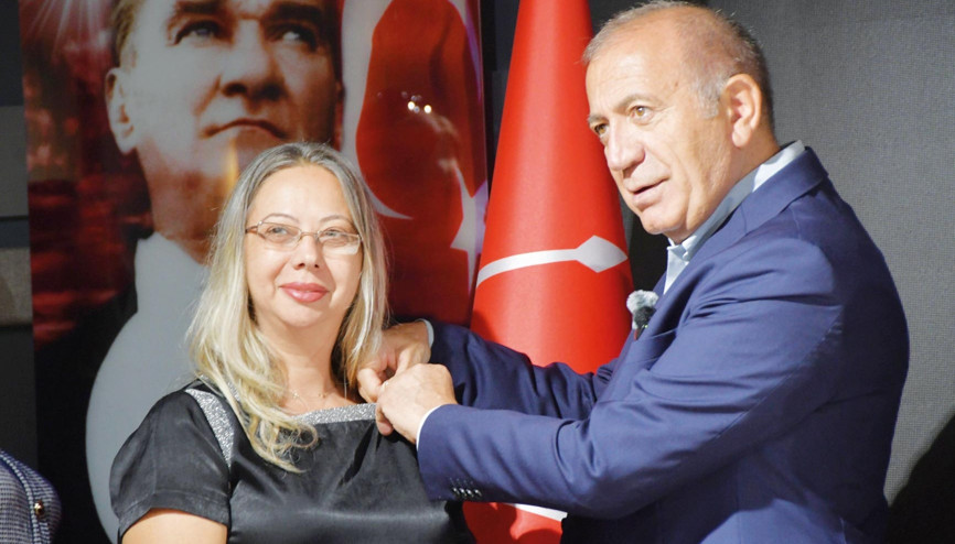 Yeni üyelere rozet takan Tekin: En az istifa İstanbul’da