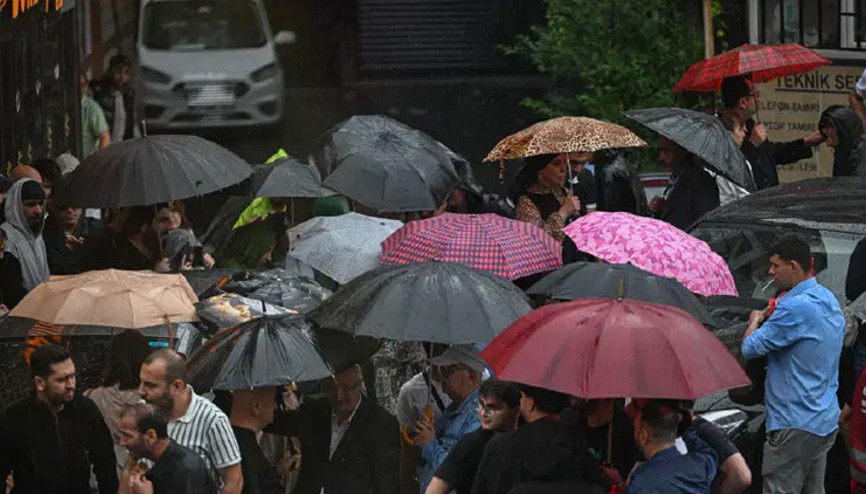 İstanbulda sıcak havaya sağanak molası: Meteorolojiden kuvvetli rüzgar uyarısı