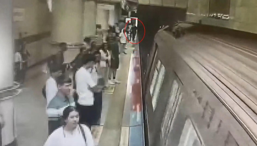 Şişli’de görme engelli Enes’in valiziyle metro raylarına düştüğü anlar kamerada Şişli’de görme engelli Enes’in valiziyle metro raylarına düştüğü anlar kamerada