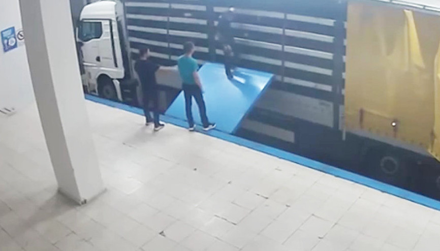 TIRın gizli bölmesinde yurt dışına kaçmaya çalışan suç örgütü üyesi sınırda yakalandı