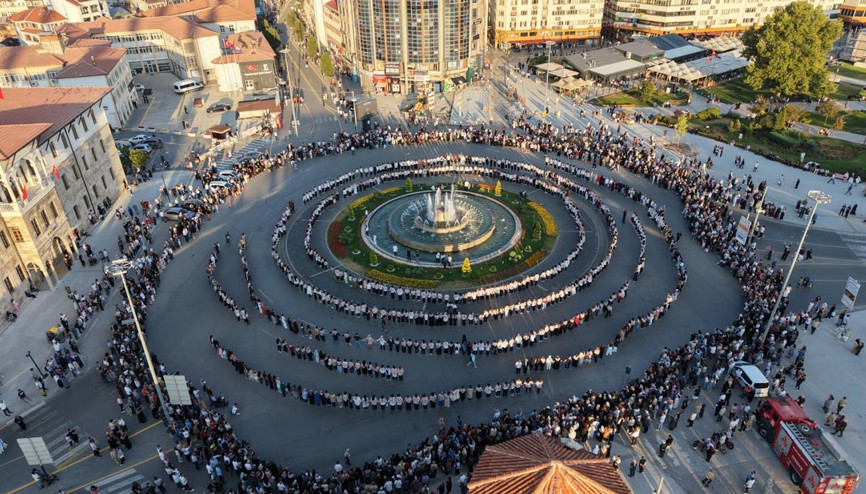 Sivasta renkli görüntüler... 1058 kadın kent meydanında halay çekti