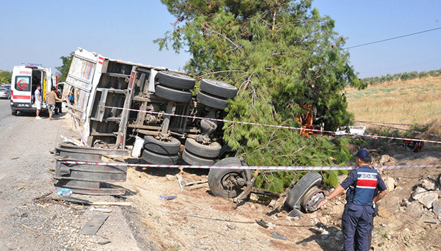 Manisada yolcu otobüsü kamyona arkadan çarptı: 1 ölü, 7 yaralı Manisada yolcu otobüsü kamyona arkadan çarptı: 1 ölü, 7 yaralı