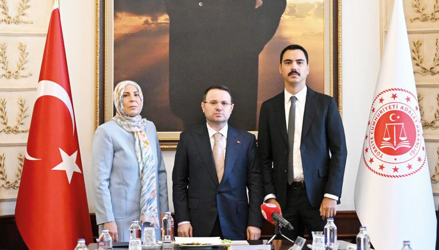 Bakan Gürlek, Yazıcıoğlu’nun ailesiyle buluştu