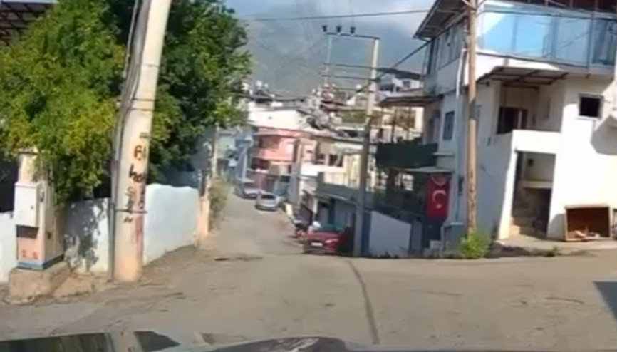 Sürücüsünün yol vermek için geri manevra yaptığı otomobil duvara çarptı; kaza kamerada