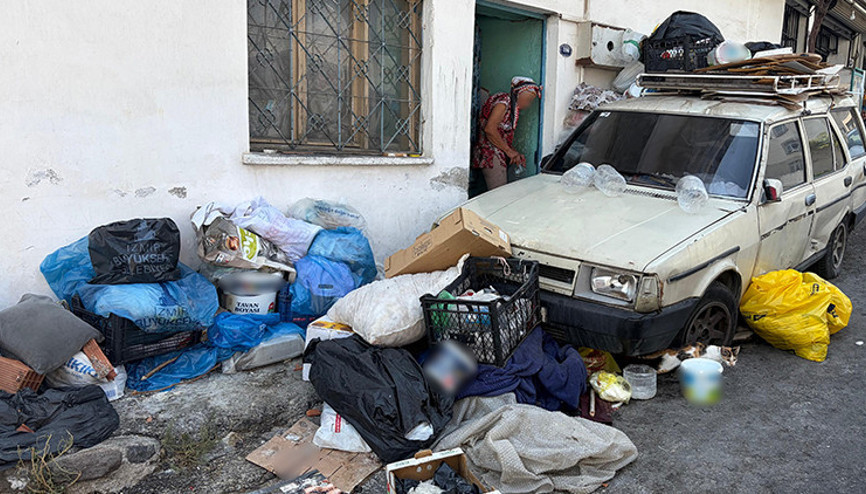 İzmirde mahallelinin çöp ev isyanı: Kokudan duramıyoruz
