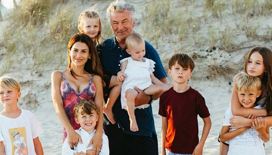 8 çocuğu var ama babalığa doyamadı… Eşine şaka yollu seslendi: Gel bir bebek daha yapalım