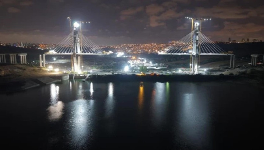 Kanal İstanbul’un ilk köprüsü geceyi aydınlatıyor