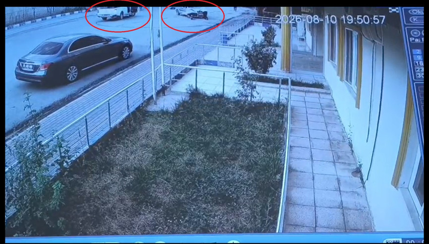 El freni çekilmeyen otomobili belediye çalışanları durdurdu