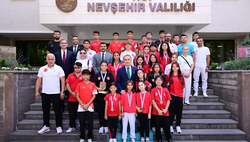 Nevşehirli sporculardan Vali Kök’e ziyaret