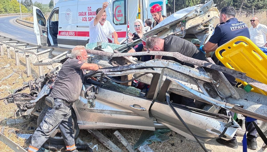 Bariyerlere çarpan otomobil, hurdaya döndü; sürücü ile eşi yaralandı