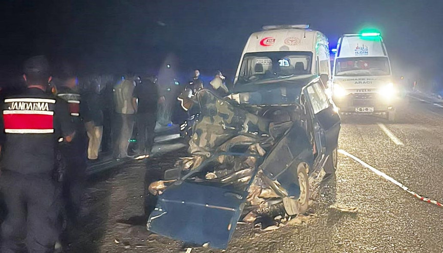 Traktörün römorkuna çarpan otomobildeki çift öldü Traktörün römorkuna çarpan otomobildeki çift öldü
