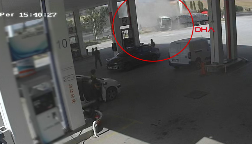 Ankarada 1 kişinin öldüğü 16 kişinin yaralandığı kaza kamerada