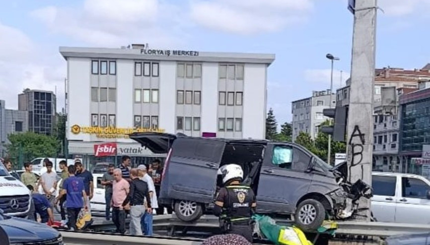 Küçükçekmecede hafif ticari araç direğe çarptı; 13 çocuk yaralandı