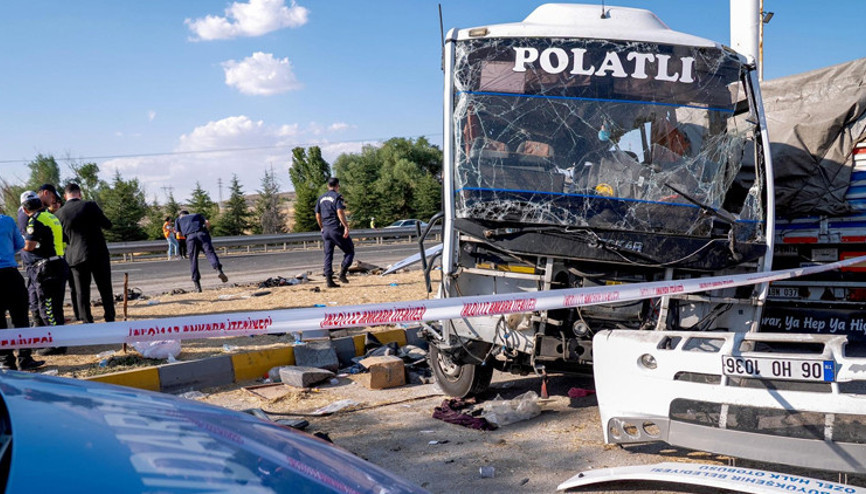 Ankarada otobüs ile kamyon çarpıştı. 2 ölü, 25 yaralı
