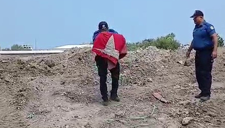 Hatayda enkazdan aldığı Türk bayrağını öpüp başına koyan polis takdir topladı Hatayda enkazdan aldığı Türk bayrağını öpüp başına koyan polis takdir topladı