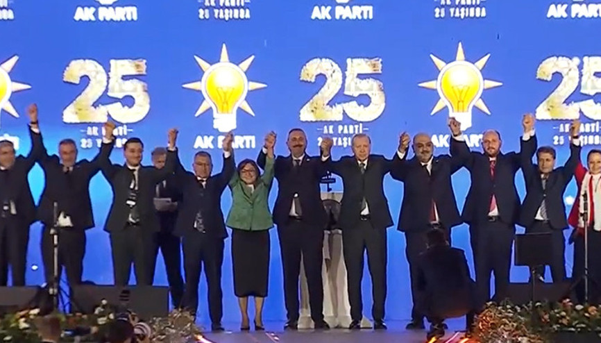 AK Parti’ye 3 milletvekili ve 7 belediye başkanı katıldı