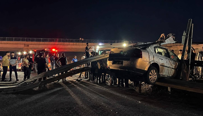 Çelik bariyerlere çarpan otomobilin ehliyetsiz sürücüsü öldü