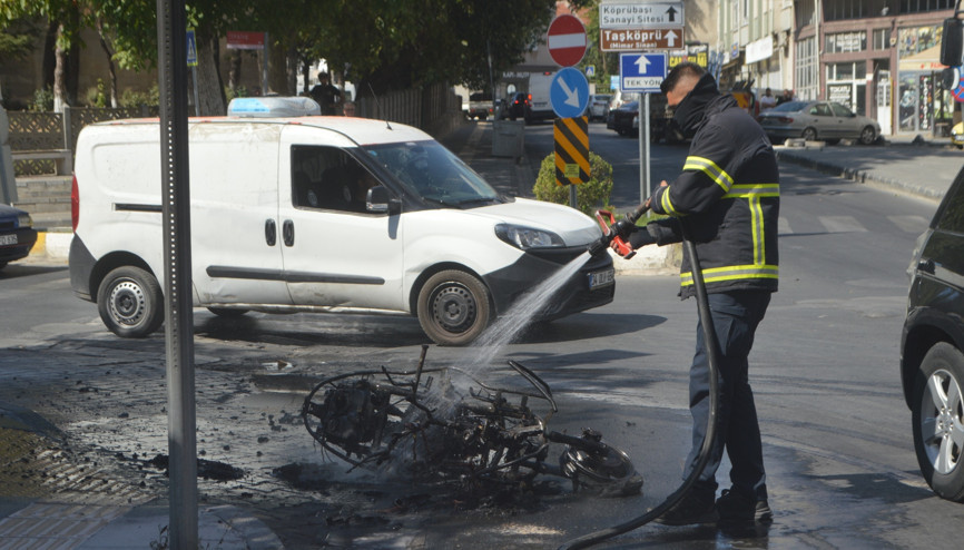 Lüleburgazda seyir halindeki motosiklette çıkan yangın söndürüldü