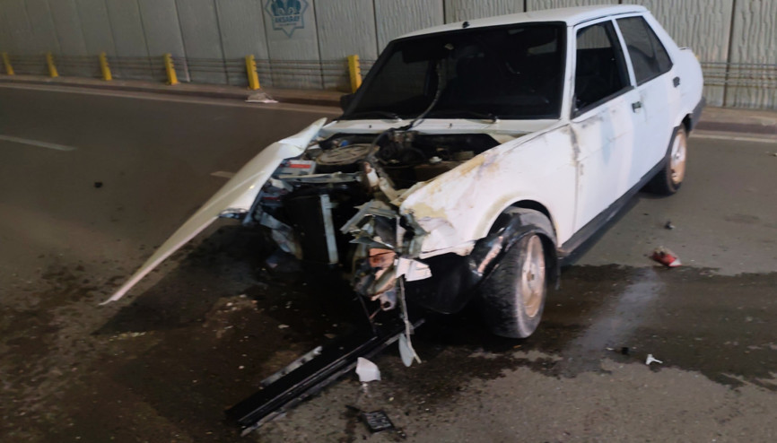 Otomobil demir korkuluklara çarptı: 2 yaralı
