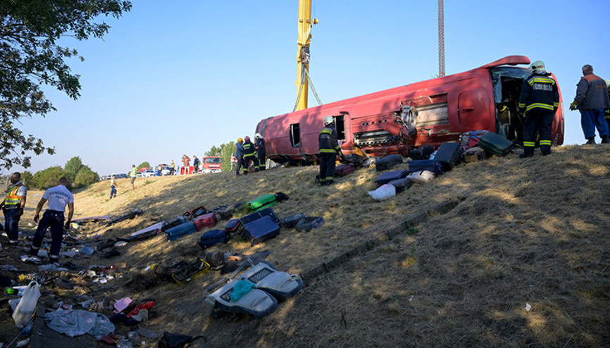 Macaristanda yoldan çıkan otobüs devrildi: 12 kişi hayatını kaybetti