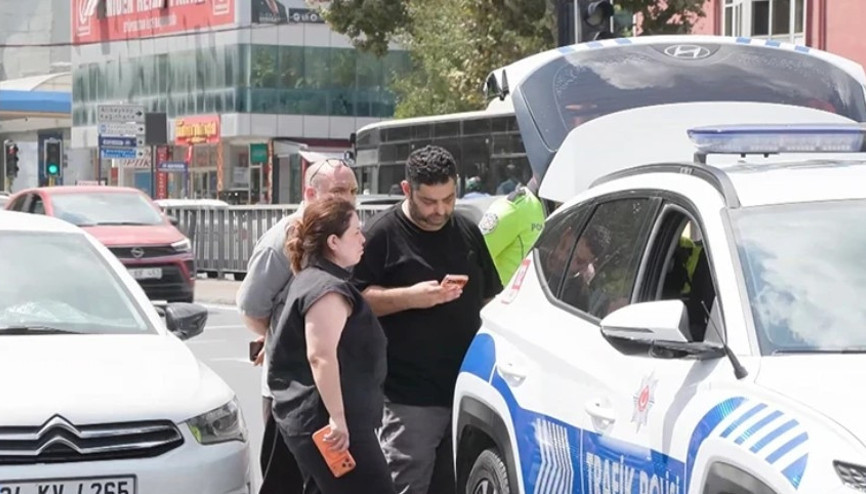Hastane önündeki kazada tansiyon hastası kadın ile taksi şoförü birbirini suçladı Hastane önündeki kazada tansiyon hastası kadın ile taksi şoförü birbirini suçladı