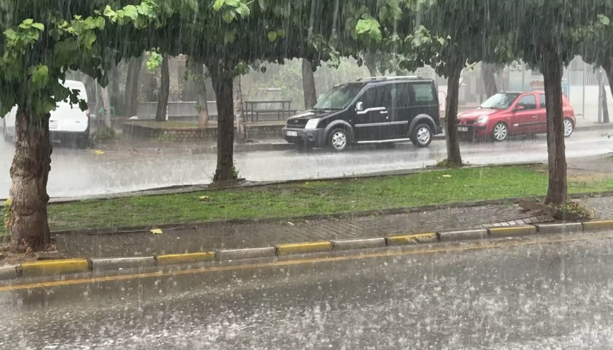 Aydında sağanak nedeniyle bazı yollar suyla doldu