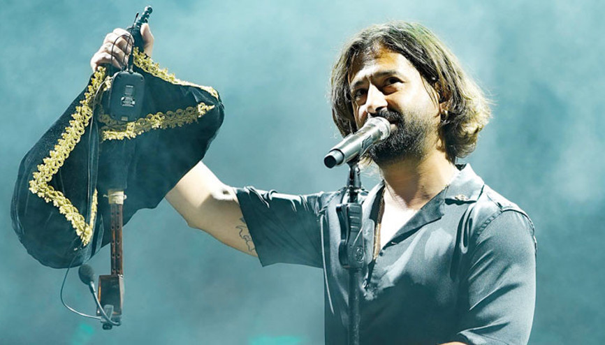 Fırtınaya rağmen sahnede kaldı