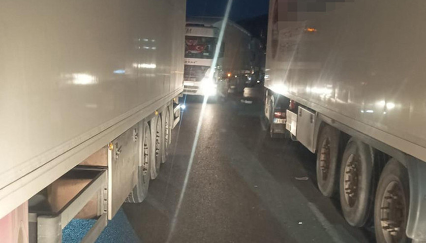 Cilvegözü sınır kapısında feci kaza: İki TIR arasında sıkışan şoför hayatını kaybetti Cilvegözü sınır kapısında feci kaza: İki TIR arasında sıkışan şoför hayatını kaybetti