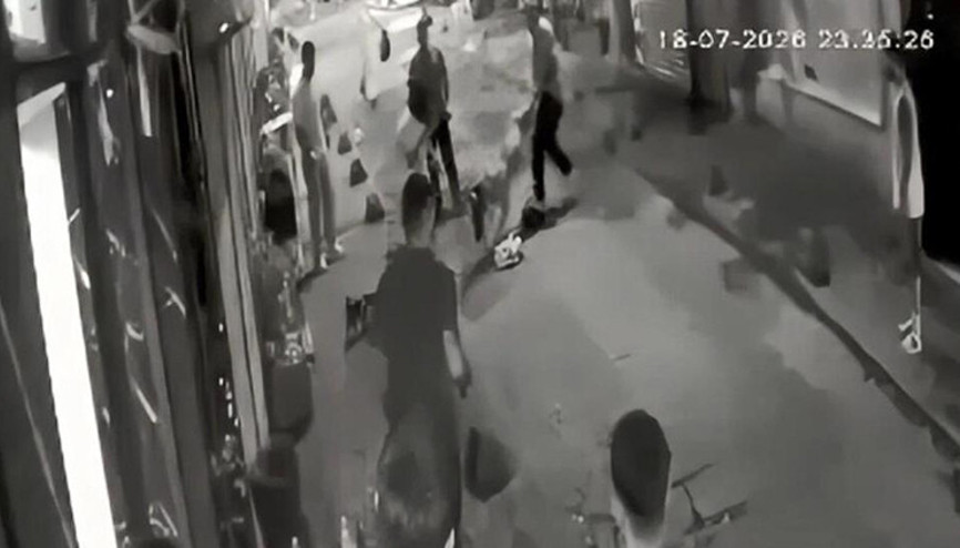Beyoğlunda köpeklerin kavgasında kan aktı: Pitbullun sahibi bıçaklandı, terrierin sahibi tutuklandı