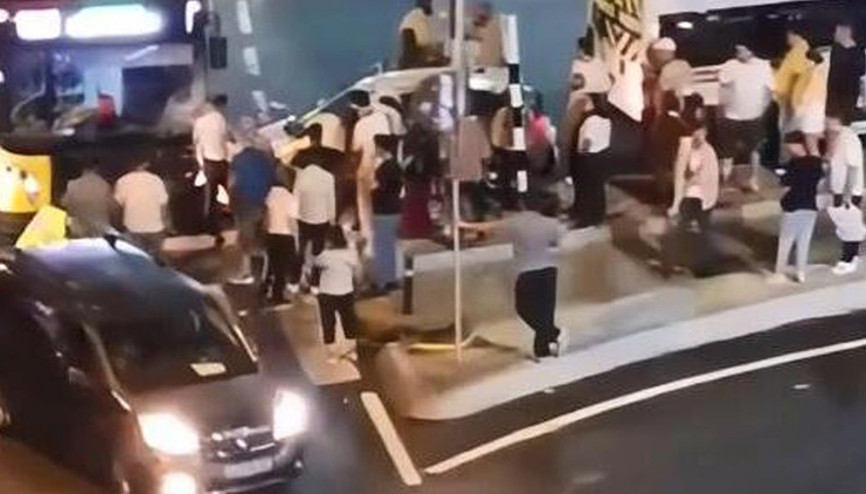 Kağıthanede otomobille İETT otobüsü çarpıştı: Araçta sıkışan bekçi kurtarıldı