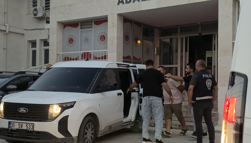 Hatayda çocuğu silahla alıkoyan 2 şüpheli tutuklandı Hatayda çocuğu silahla alıkoyan 2 şüpheli tutuklandı