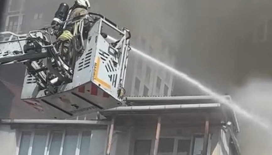 Kağıthane’de 4 katlı binanın çatısı alev alev yandı