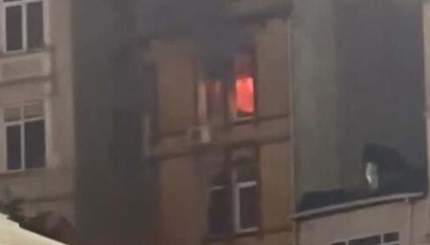 Beyoğlunda ressamın evini yakan havai fişek olayı kamerada 4 şüpheli serbest bırakıldı Beyoğlunda ressamın evini yakan havai fişek olayı kamerada 4 şüpheli serbest bırakıldı