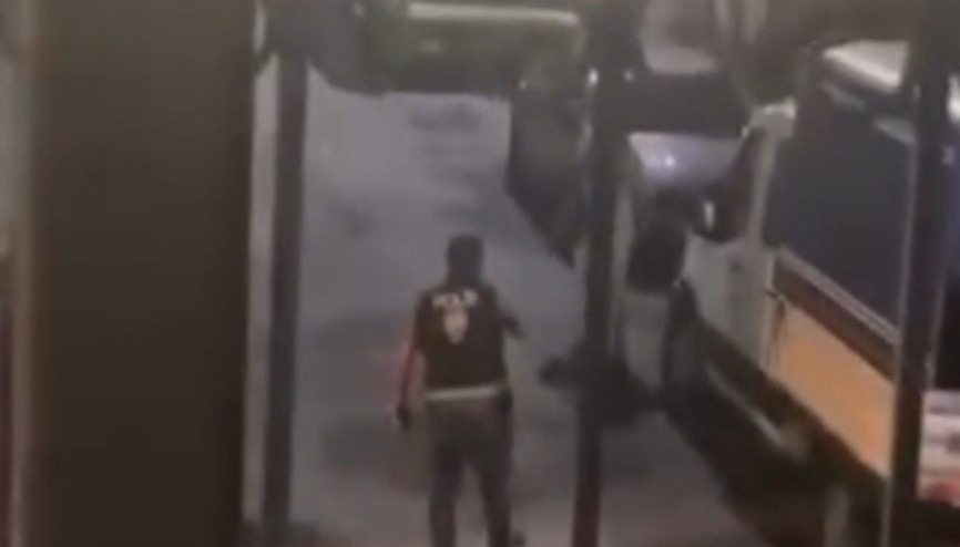 Esenlerde hakkında kayıp ihbarı olan kız, polisi görünce boğazına bıçak dayadı