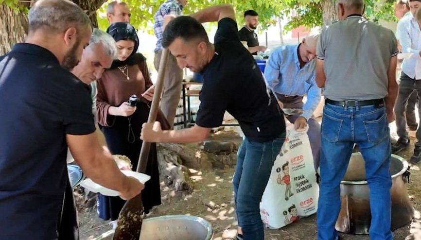 Yapılmadığında köyde ‘uğursuzluk’ yaşandığına inandıkları etkinliği 300 yıldır sürdürüyorlar